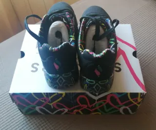 Zapatillas niña negras Skechers Corazones Talla 35