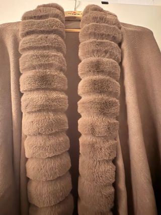 Capa de invierno con pelo sintético