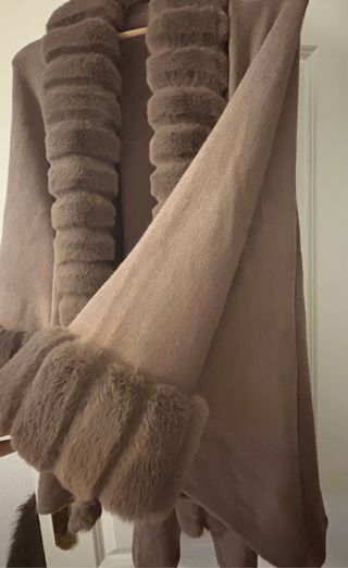 Capa de invierno con pelo sintético