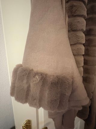 Capa de invierno con pelo sintético