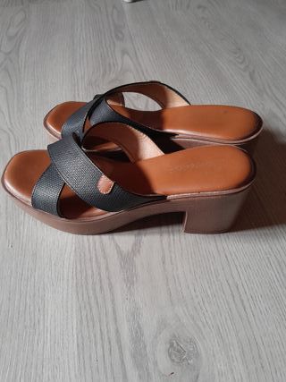 Sandalias de tacón negras y marrones