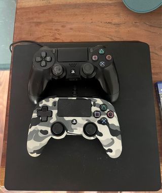 PS4 Slim 1TB + 2 Controles + 2 Juegos