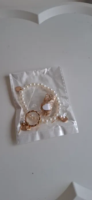 Conjunto bisutería perlas y corazón dorado