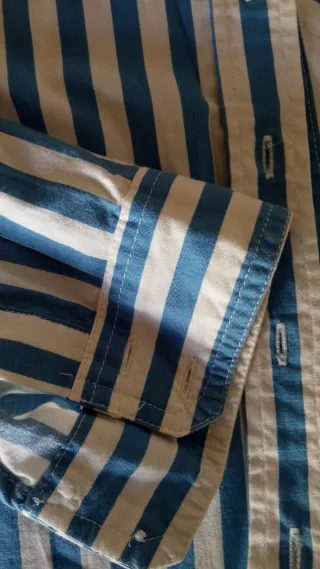 Camisa de rayas azul y blanca