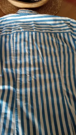 Camisa de rayas azul y blanca