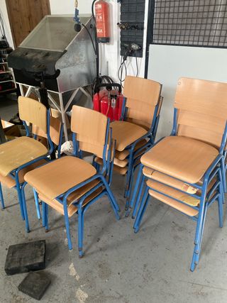 13 Sillas de colegio apilables madera y metal
