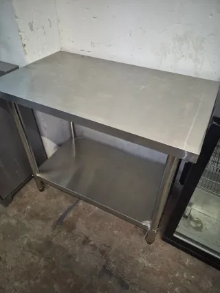 Mesa de acero inoxidable con estante