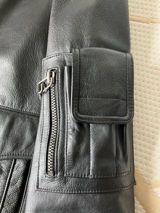 Cazadora de Piel Negra