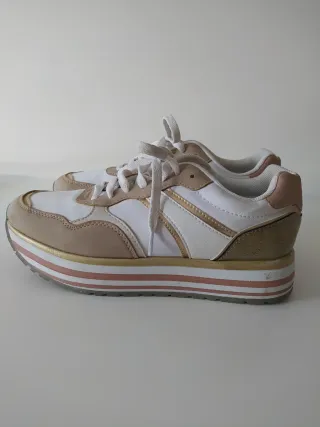 Zapatillas deportivas beige y blancas