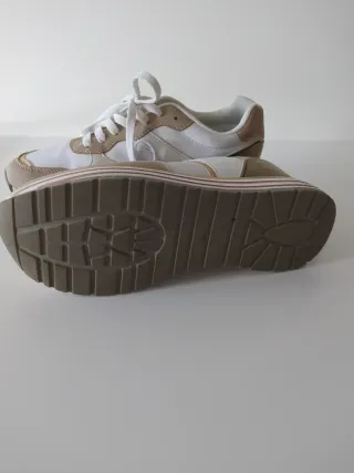 Zapatillas deportivas beige y blancas
