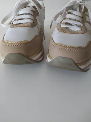 Zapatillas deportivas beige y blancas