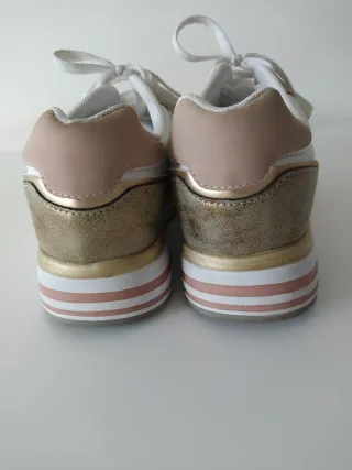 Zapatillas deportivas beige y blancas