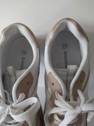 Zapatillas deportivas beige y blancas
