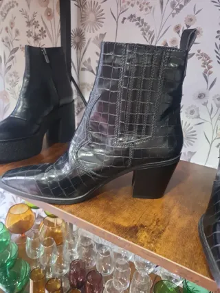 Botines negros efecto piel de cocodrilo