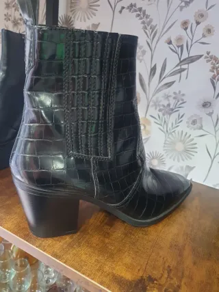 Botines negros efecto piel de cocodrilo