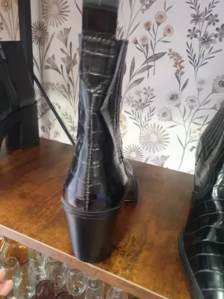 Botines negros efecto piel de cocodrilo