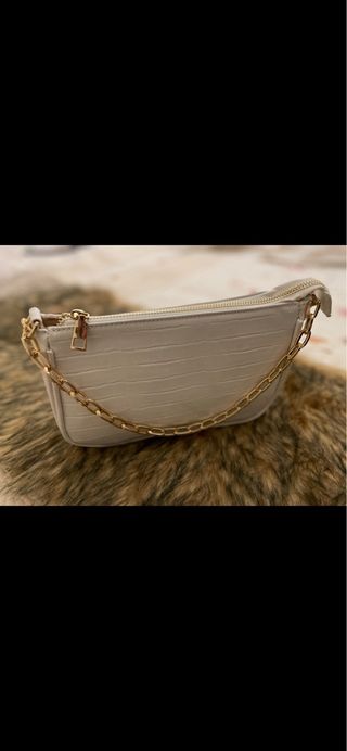 Bolso blanco con cadena dorada