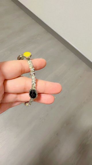 Pulsera con piedras verdes y turquesas multicolor.