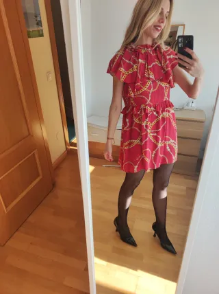 Vestido rojo estampado cadenas