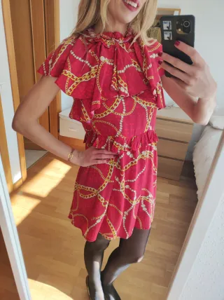 Vestido rojo estampado cadenas