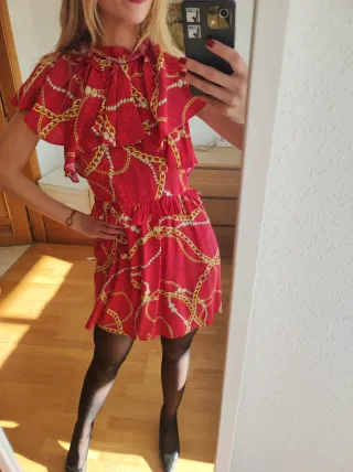 Vestido rojo estampado cadenas
