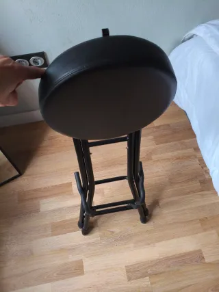 Taburete alto plegable con soporte guitarra