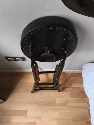 Taburete alto plegable con soporte guitarra