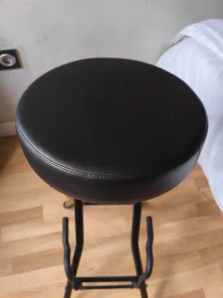 Taburete alto plegable con soporte guitarra