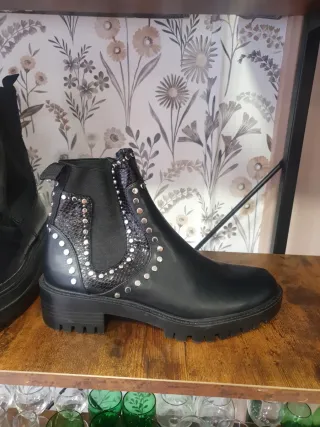 Botines negros con tachuelas