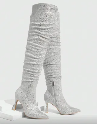 Botas altas grises claro con pedrería