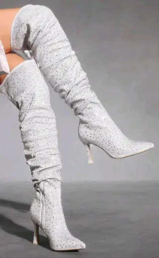 Botas altas grises claro con pedrería