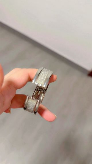 Pulsera plateada con brillantes