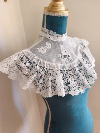 Cuello de encaje duquesa.