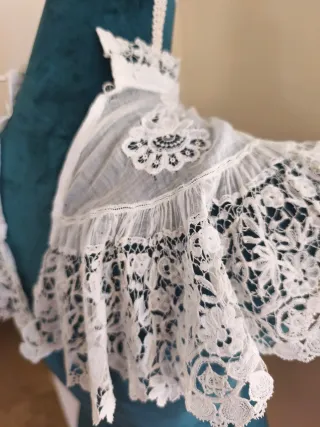 Cuello de encaje duquesa.