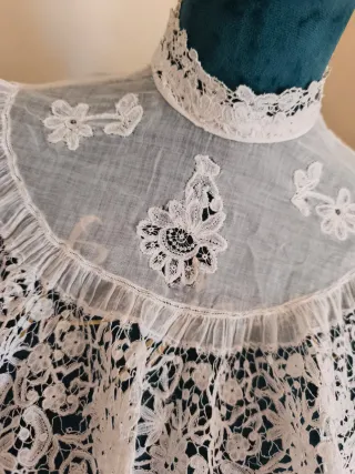 Cuello de encaje duquesa.