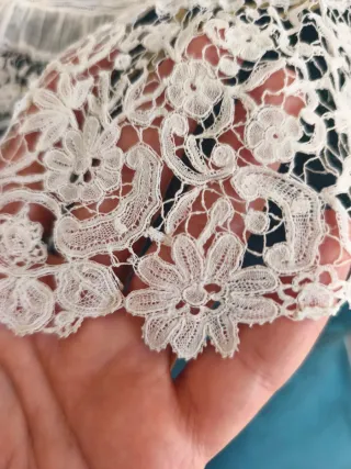 Cuello de encaje duquesa.