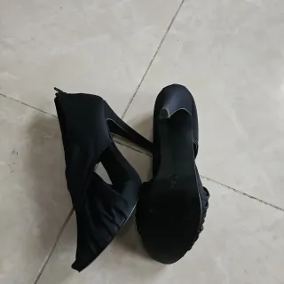 Sandali neri eleganti