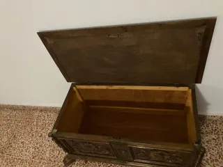 Baúl antiguo de madera tallada