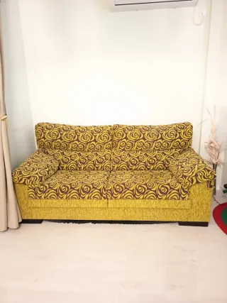 Sofá de tela pistacho y marrón