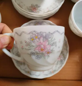 Tazas y platos desayuno porcelana.