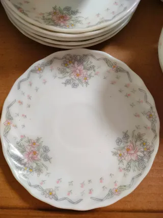 Tazas y platos desayuno porcelana.