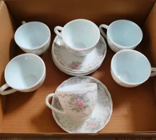 Tazas y platos desayuno porcelana.