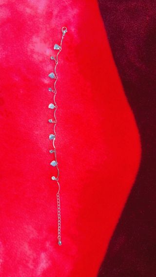 Pulsera de pie plateado con hojas y circonitas