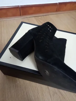 Stivaletti neri traforati in camoscio