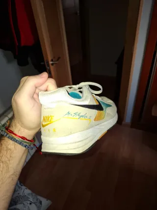 Nike Air Skylon 2 Beige, amarillo y azul.