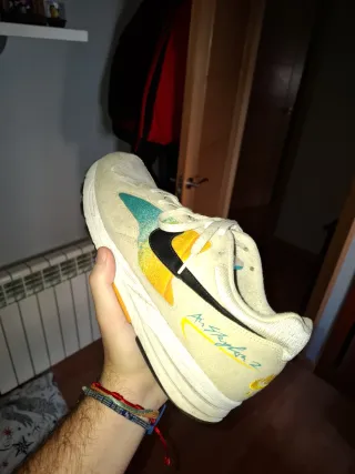 Nike Air Skylon 2 Beige, amarillo y azul.
