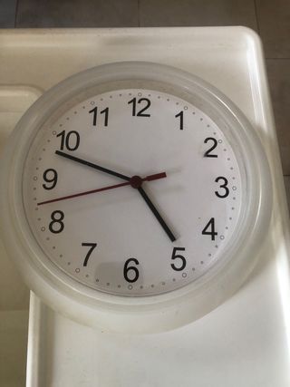 Reloj de pared blanco y negro