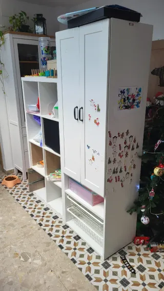 Estantería modular blanca y madera