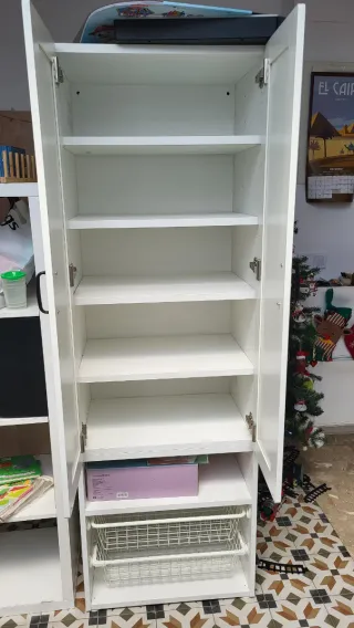 Estantería modular blanca y madera