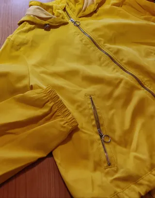 Chaqueta impermeable amarilla.